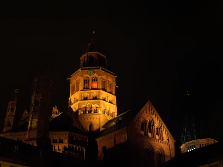 Mainzer Dom in der Nacht